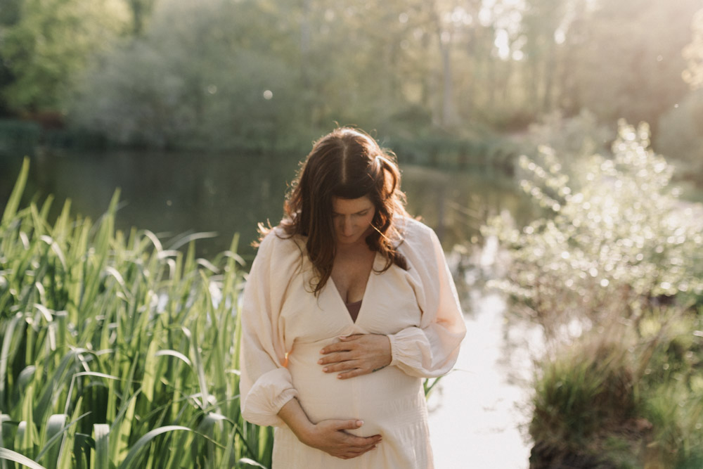 what to wear for maternity session. Mum is wearing lovely maternity cream dress. maternity session outside. Ewa Jones Photography