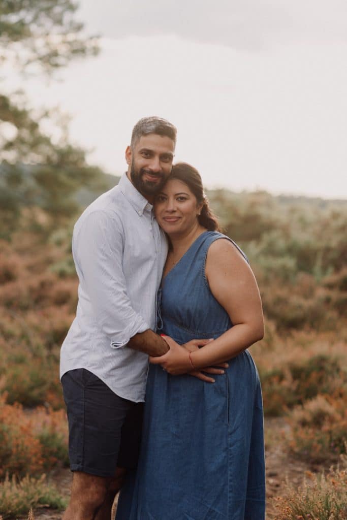mum and dad are cuddling. outdoor family photo session. Basingstoke photographer. Ewa Jones Photography