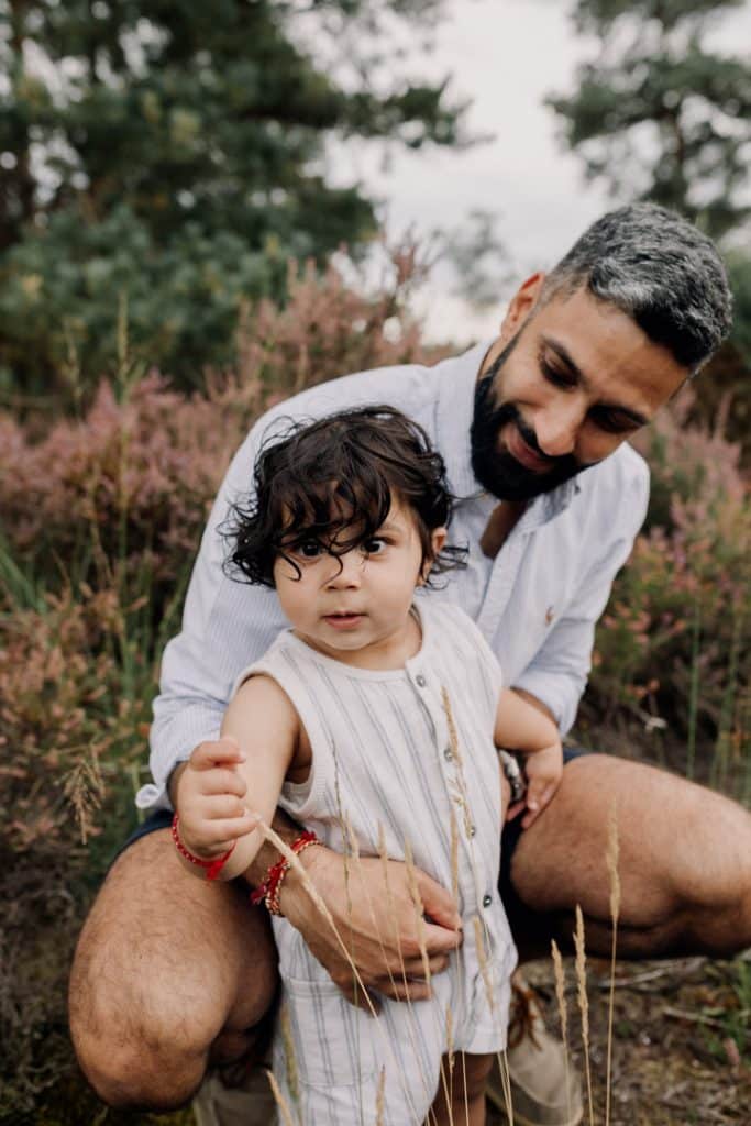 What to wear for a family photo session. Dad and little boy are standing close to each other. Family session outdoors. Hampshire photographer. Basingstoke family photographer. Ewa Jones Photography