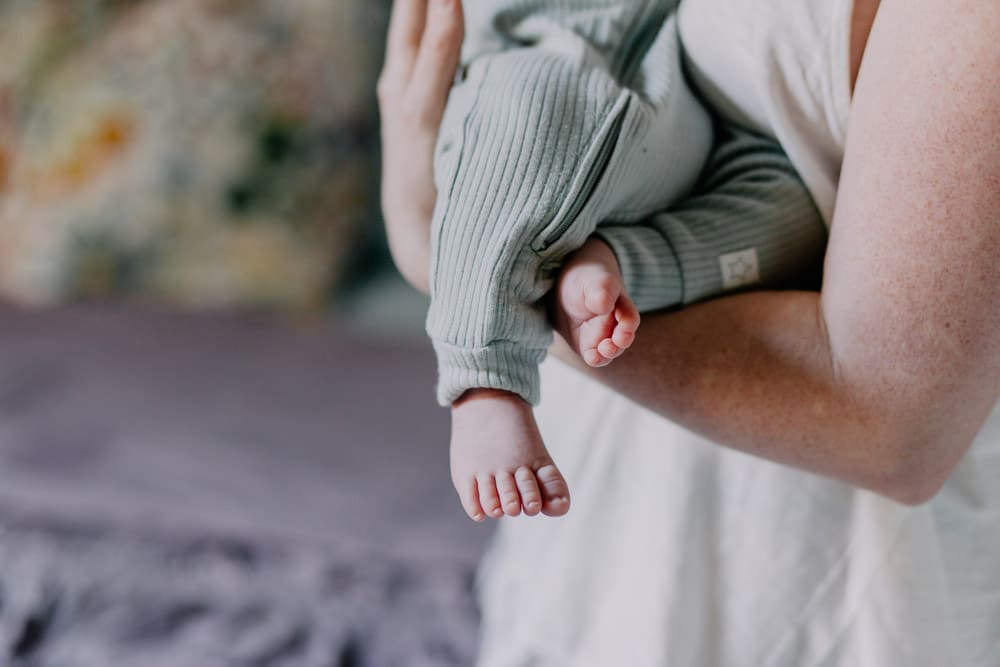 close up on newborn baby feet. newborn poses. Hampshire photo shoot. Lovely in home session. Ewa Jones Photographer