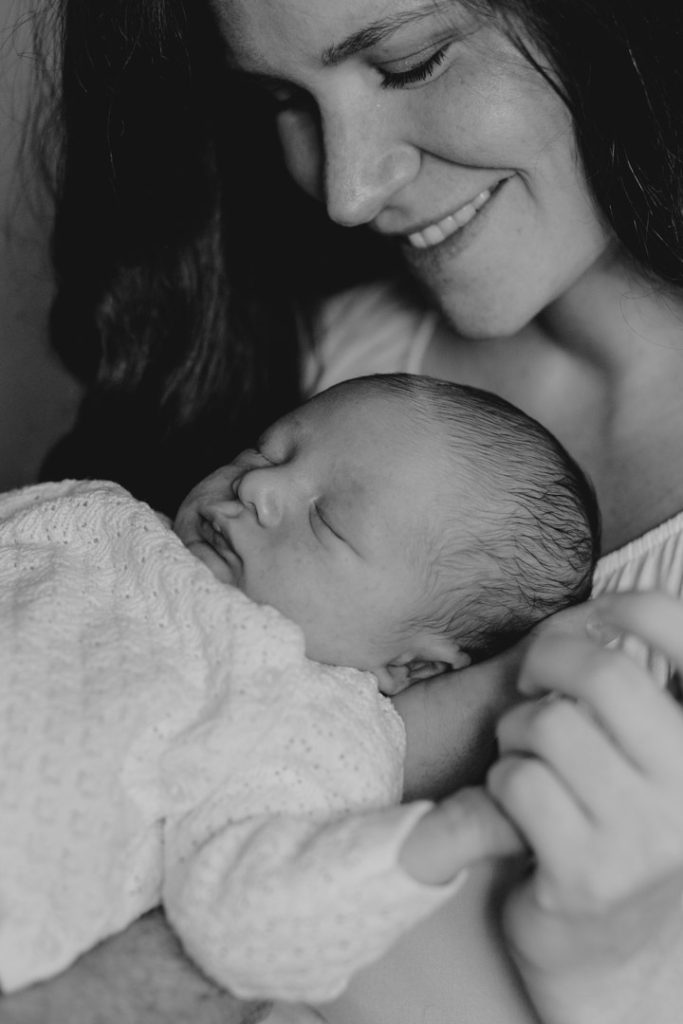 close up details of mum and newborn baby. newborn photographer in Hampshire. Ewa Jones Photography