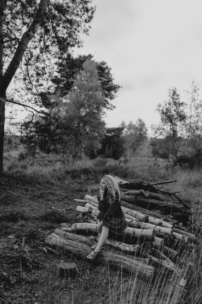 Female sitting and looking away. Hampshire female photographer. Basingstoke photographer. Ewa Jones Photography