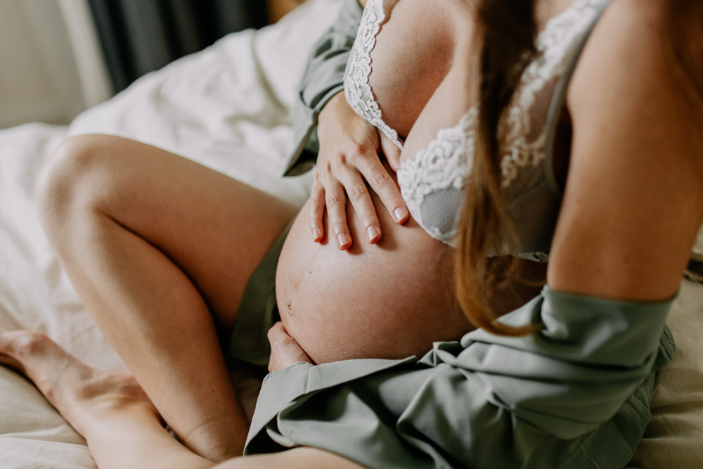 bump photo shoot in home. natural in home maternity photoshoot. Hampshire photographer. Ewa Jones Photography.