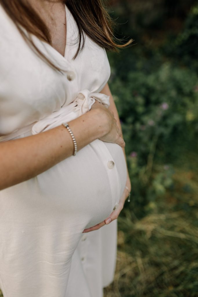 Maternity phoot session outdoors. Hampshire maternity photographer. Ewa Jones Photography