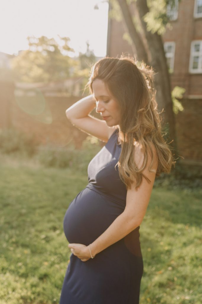 Golden hour maternity photo session. Relaxed maternity photography. Ewa Jones photography. Hampshire maternity photo shoot