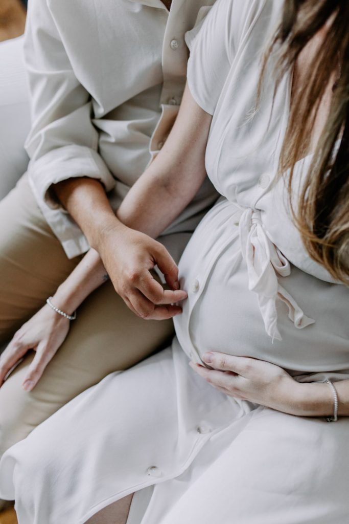 Pregnancy photoshoot. Celebrating the bump. What to wear for maternity photo session. Hampshire photographer. Basingstoke photographer. Ewa Jones Photography