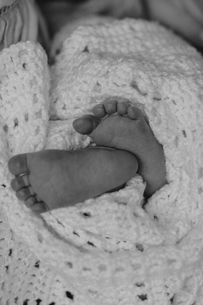 details of newborn baby feet. Hampshire newborn photo sesssion. Ewa Jones Photography