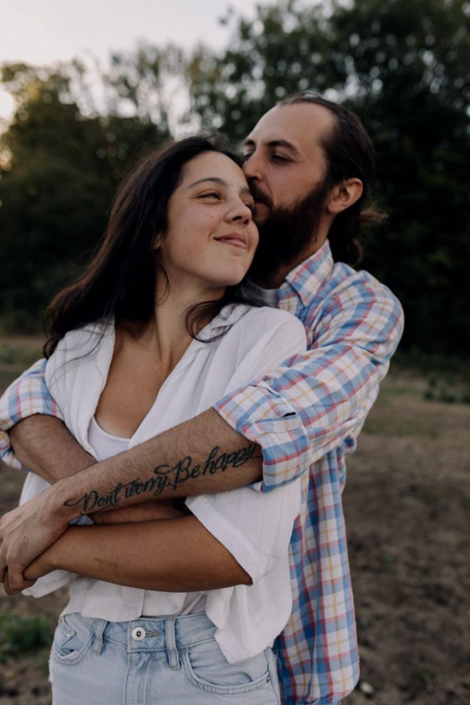 Couple photography in Hampshire. how to pose during your photo shoot. Natural and relaxed photo session in Hampshire country side. Ewa Jones Photography