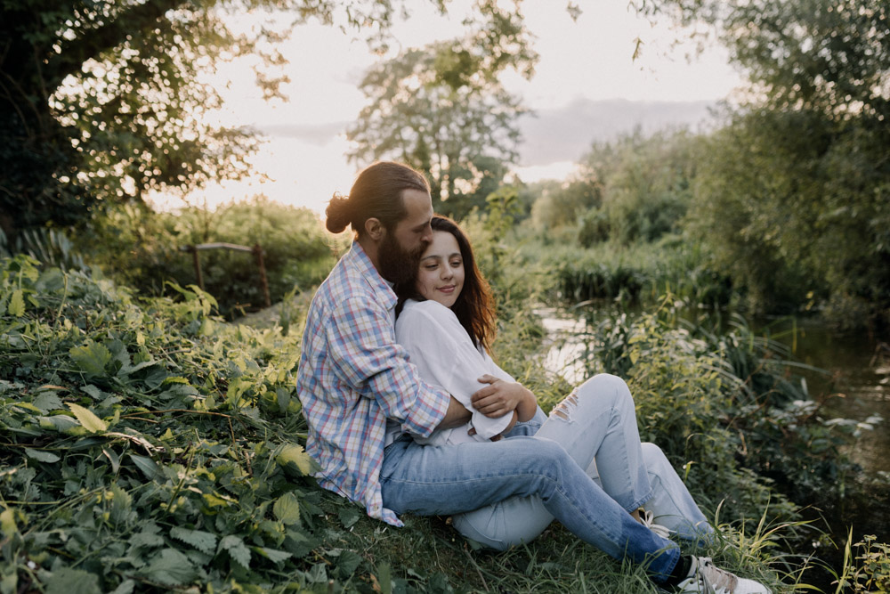 Couple is sitting on the ground and cuddling close with each other. Happy couple photo shoot. Hampshire photographer. Ewa Jones Photography
