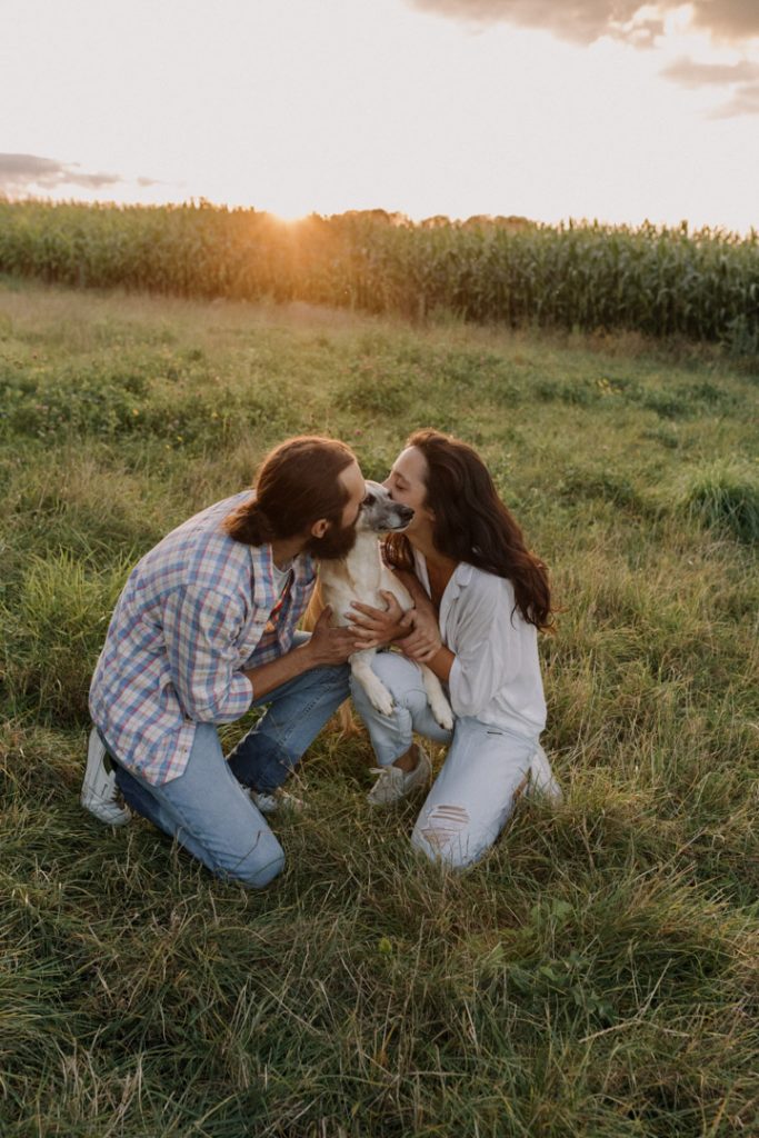 Golden hour photo shoot of couple cuddling their dog. Basingsoke photo shoot. Basingstoke photographer. Ewa Jones Photography