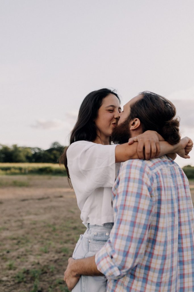 Couple is kissing. Couple photo shoot. How to pose on couples photo shoot. Hampshire photographer. Ewa Jones Photography