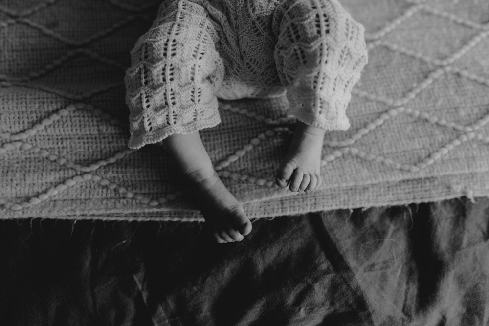 Detail of newborn baby feet. natural photo session. tiny details captured during newborn session at home. relaxed photo shoot. Hampshire and Basingstoke photographer Ewa Jones Photography