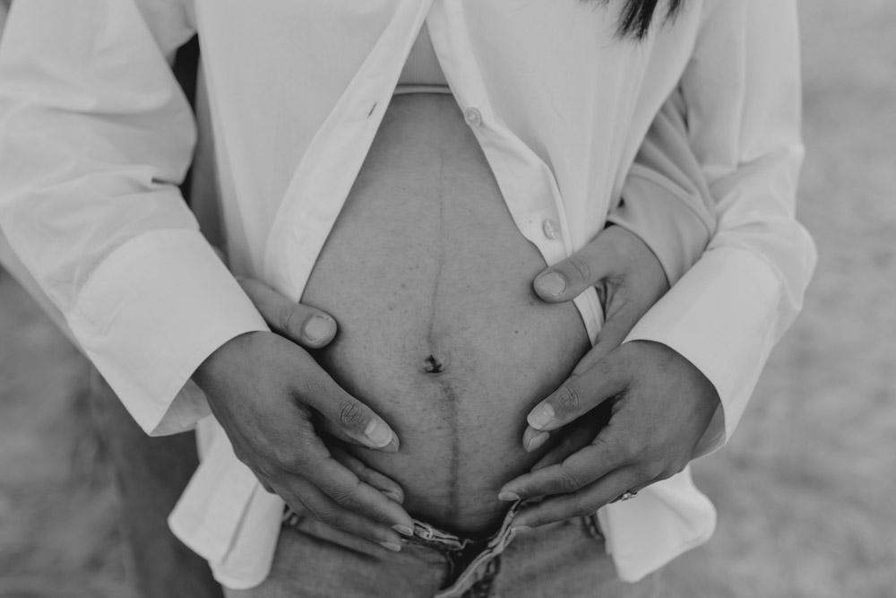 black and white close up of baby bump. maternity session. Hampshire photo shoot. Hampshire photographer. Ewa Jones Photography