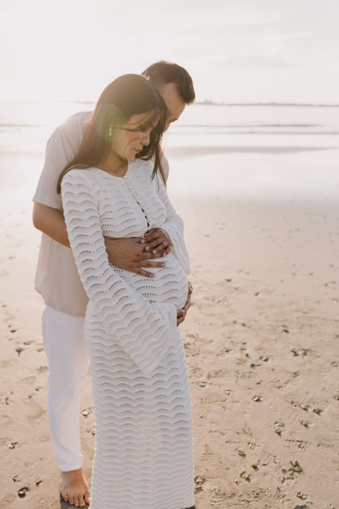 Lovely summer evening at the beach. mum and dad are cuddling close. maternity photo session. Hampshire newborn photographer. Ewa Jones Photography