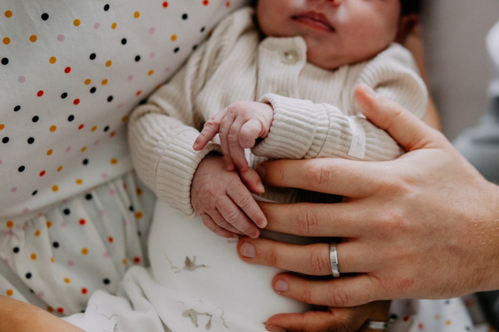 Close of newborn hands. details during newborn photo session. Newborn photography in hampshire. Ewa Jones Photography